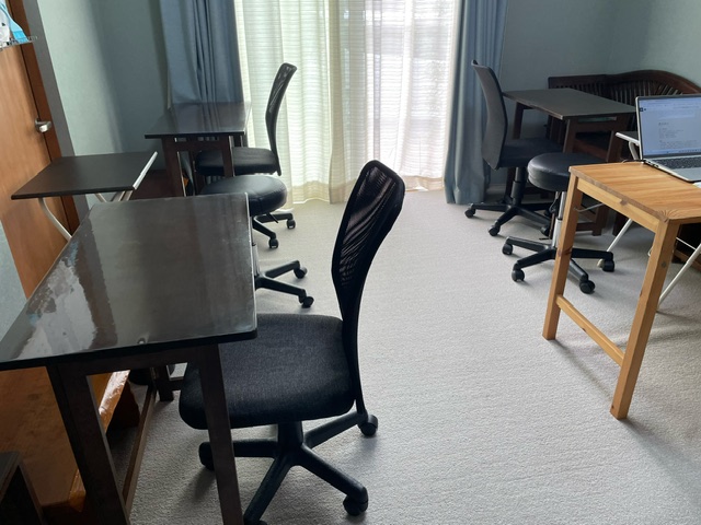 小人数制、個別指導の中学生向け学習塾。教室には最大で3人まで。先生がそれぞれの生徒の横に順番につき、対話して理解度を確認しながら指導を進めていきます。