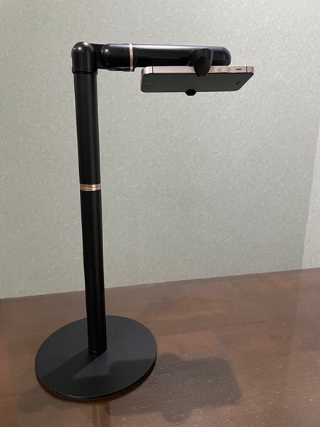 根っこ塾ではオンライン授業が可能です。その際、スマホスタンドを使います。