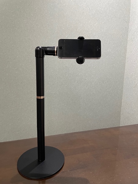 根っこ塾のオンライン用のスマホスタンドは、写真のように、画面を回転できるものを使用します。