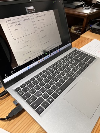 塾生のテキストの進み具合を先生から確認します。オンライン授業は基本的に１対１ですので、他の人に聞かれることはありません。