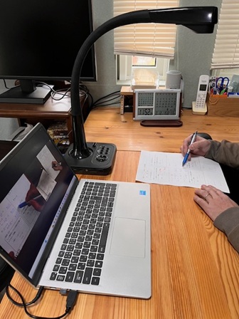 先生は書画カメラを経由してテキストの解説を行います。