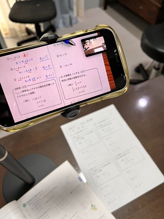 生徒側では、先生の解説をリアルタイムで視聴できます。