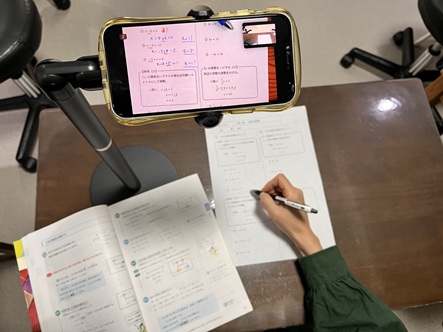 根っこ塾のオンライン授業は不登校など、そもそも家を出たくない生徒さんでも、家にいながらにして個別指導を受けることができます。